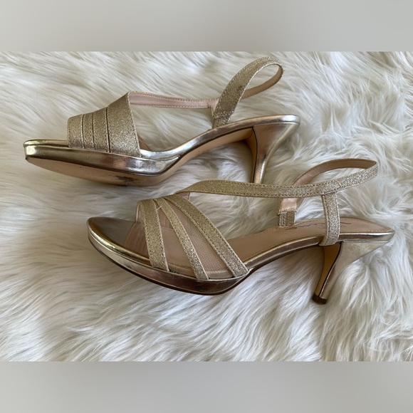 -👚(bundle 4 items w/👚for $16) Sandals by Touch of Nina - Picture 4 of 8